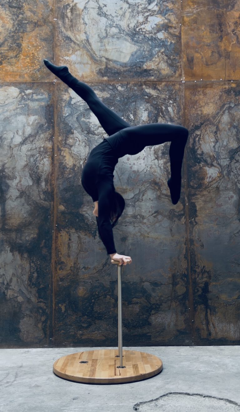 Sangles aériennes, artiste de cirque, artiste en mouvement, artistique, chorégraphe, création
