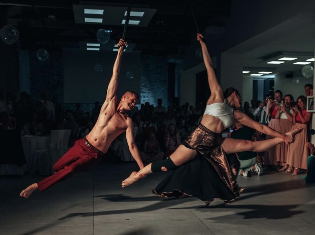 Sangles aériennes, artiste de cirque, artiste en mouvement, artistique, chorégraphe, création